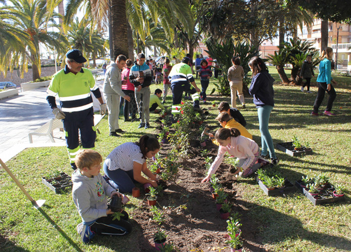 Un centenar de niños y niñas de los colegios Reina Fabiola y Luis Pastor plantan flores en los jardines del paseo de las Explanadas
 
